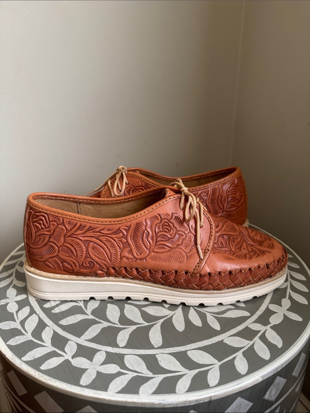 Women's Huarache Embossed Leather Lace-Up Flats in Cognac Sz 9